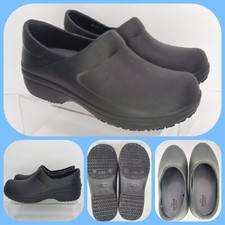 Crocs 205384 Dual Comfort Women  s Size 6 Closed Toe Clogs Black Slip Resistant