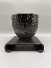 Japanischer schwarzer Raku-Pflanzkübel.glanzGlasur. 2 unbekannten Markierungen