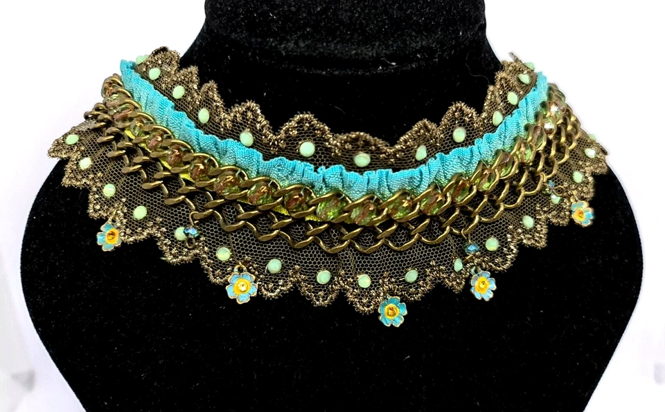 Preciosa cadena de cuello tono dorado de Michal Negrin elegante con cristales azules. Foto 3 de 4