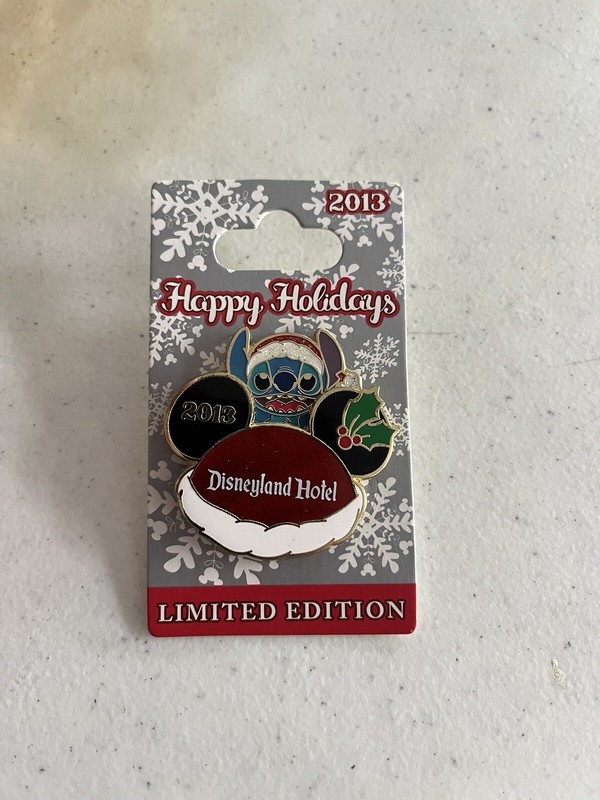 Disney DLR Happy Holidays Hotel Stitch LE 750 Pin Christmas Santa Hat