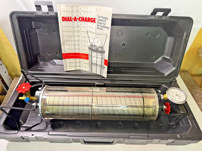 Robinair 43678B Dial a Charge Charging Cylinder With Carrying Case Excellent