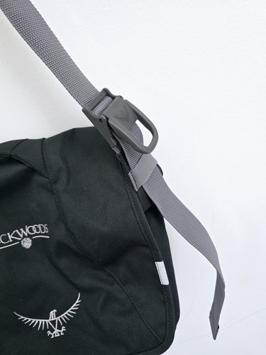 Osprey Backwoods kleine schwarze Reisetasche Kuriertasche mit Klappschnalle Kuriertasche - Bild 4 von 10