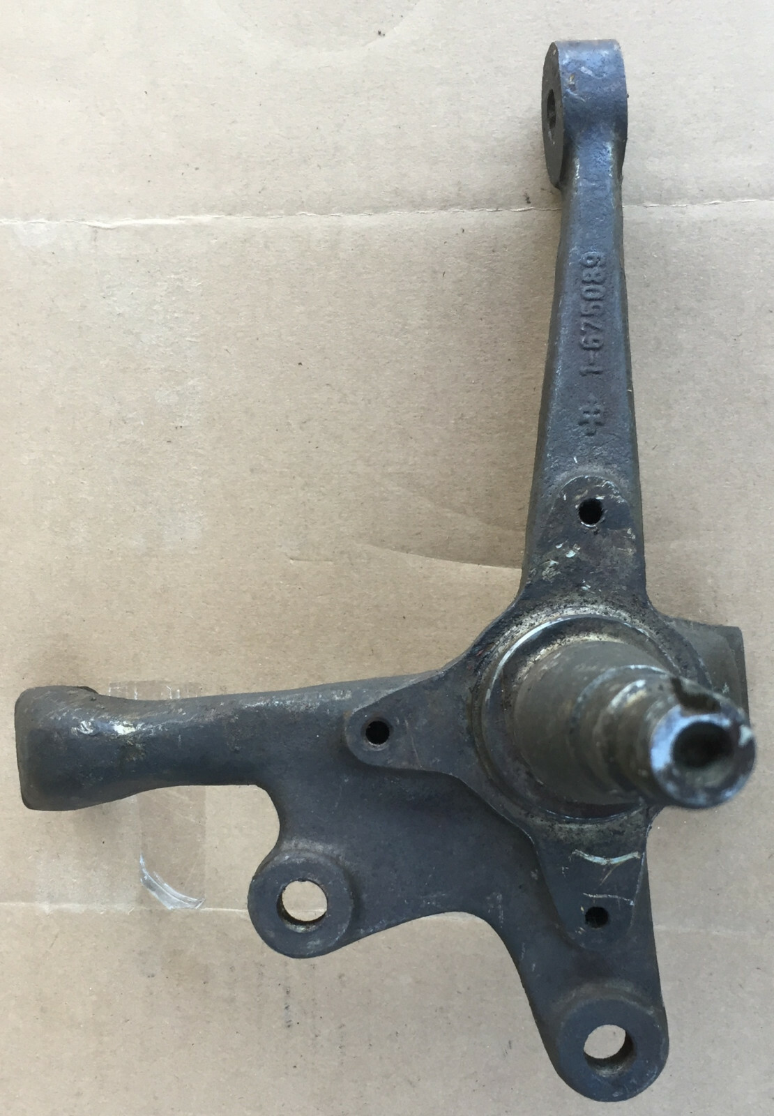 Fusée droite Volvo 145 porte-fusée d'essieu avant ref 675089 pièce NOS originale