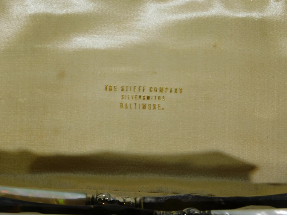 Antiguo juego completo de cuchillos Stieff Co., plata esterlina-madre perla con estuche Foto 2 de 4