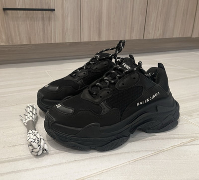 Balenciaga Triple S Black Low Top Lace-Up Sneakers US 8 Pre-Owned Excellent