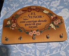 Wooden key holder phrase El Señor está cont...
