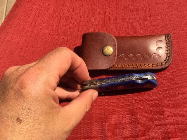 美丽的大马士革折叠刀片刀蓝色骨头皮套手工制作 — 第 4/4 张图片