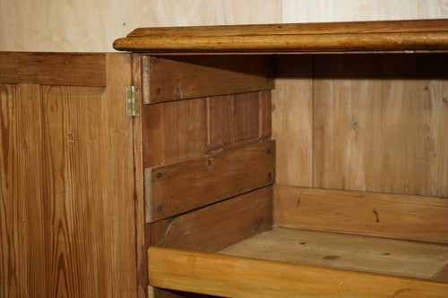 MEDIUM ANTIQUE VICTORIAN PINE HOUSEKEEPERS CUPBOARD WITH SLIDING LINEN SHELF - Picture 10 of 24