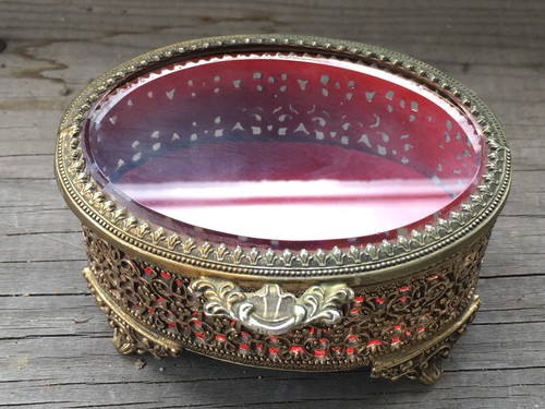 Caja de baratijas de filigrana de latón ovalada ornamentada de colección vidrio biselado Ormolu - Imagen 4 de 8