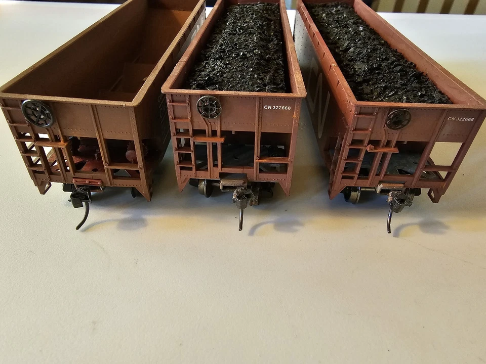 3 Roundhouse Canadian National - 3 Bay Hopper 2 w/Load, Steel Wheels, Kadees CN - Image 3 of 4