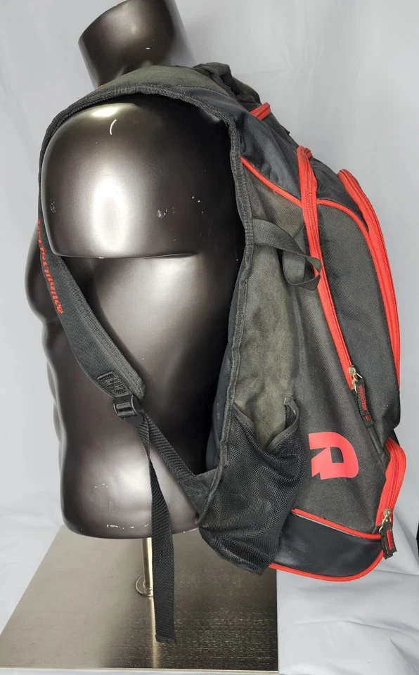 Mochila DeMarini taco de beisebol softbol preta vermelha dedicação insana  - Imagem 4 de 4