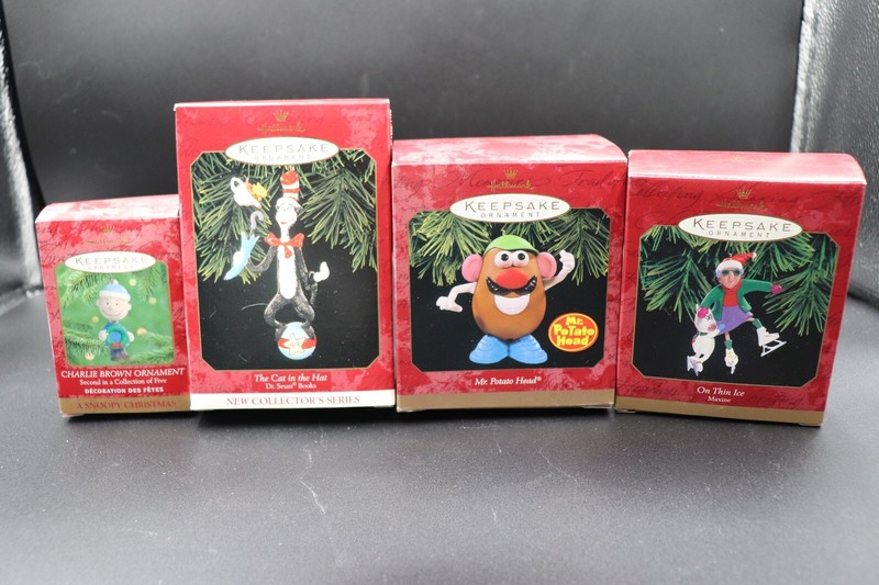 Hallmark Keepsake A Snoopy Christmas Charlie Brown Ornament w/ Box