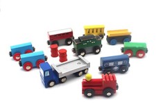 Lot of 10 Vintage Wooden Train Cars Green Red Yellow Blue W/ Magnets  2 Barrels