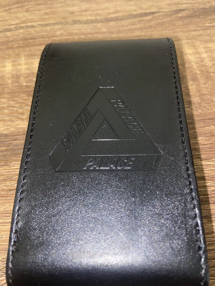 Palace Skateboards London Estuche para Cigarrillos de Cuero Negro con Bolsa para el Polvo, Invierno '16 Foto 3 de 4