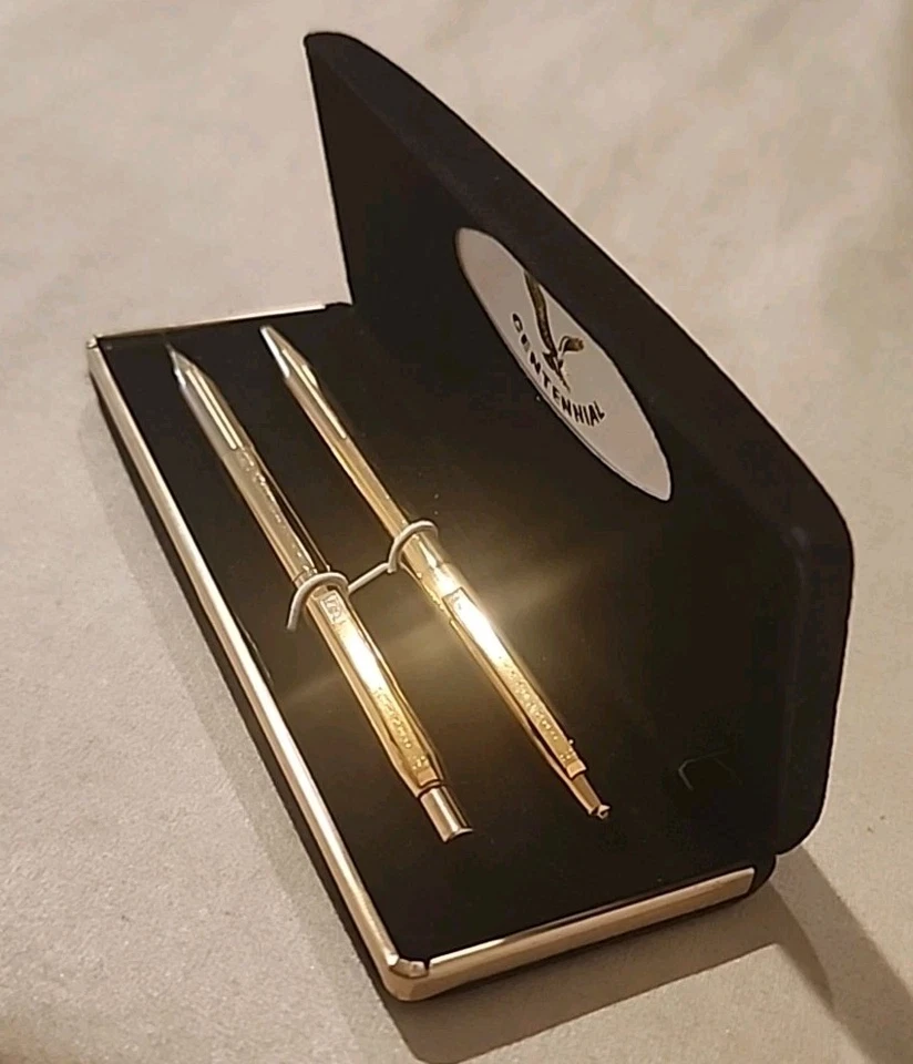 Juego de bolígrafos y lápices mecánicos vintage centenarios en tono dorado en estuche - logotipo de águila Foto 4 de 4