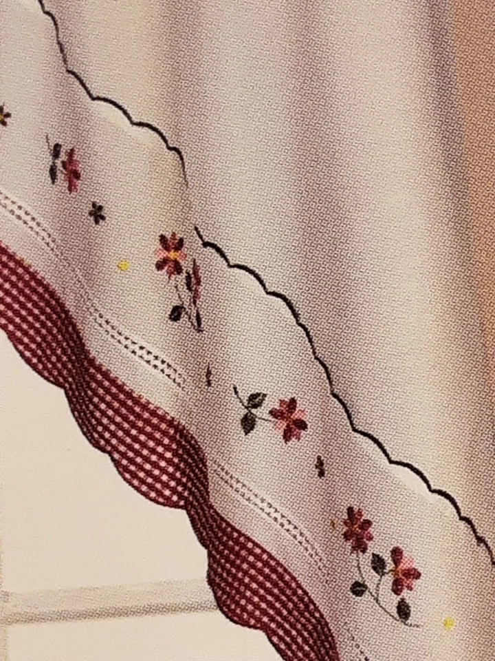 60"x38" Swag Pair. Curtains Of Character By United. White/Red Gingham. Flowers - Изображение 2 из 4