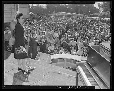 Photo:Crowd at RKO Stage Show 1930s Woman Singer on Stage Piano