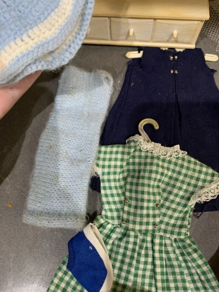 Ropa Muñeca Vintage Mezclada 30+ Piezas Varios Tamaños Barbie y Otros Foto 2 de 4
