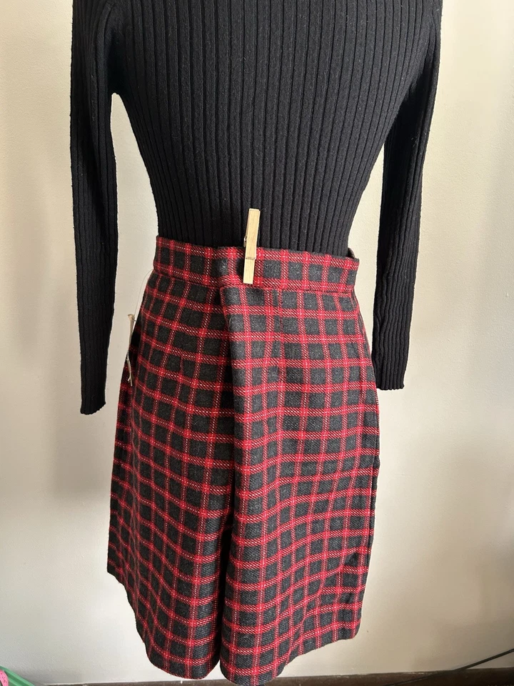 NUEVO CON ETIQUETAS Falda Corta Vintage Roja y Negra Tartán Cuadros Unión, Cintura 32 pulgadas, De Colección Talla 16 Foto 2 de 4
