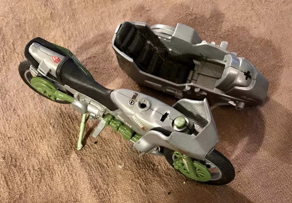 Motocicleta GI Joe Silver Mirage con soporte y conexión lateral coche rota Foto 4 de 4