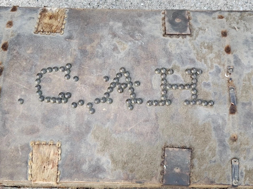 Antiguo baúl de diligencia cubierto de escondite Pioneer del siglo XIX iniciales de remache de latón  Foto 4 de 4