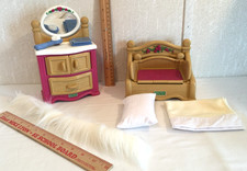 1999 Fisher Price Briarberry Dresser  Bed / Chair with Accessories    I-18 
