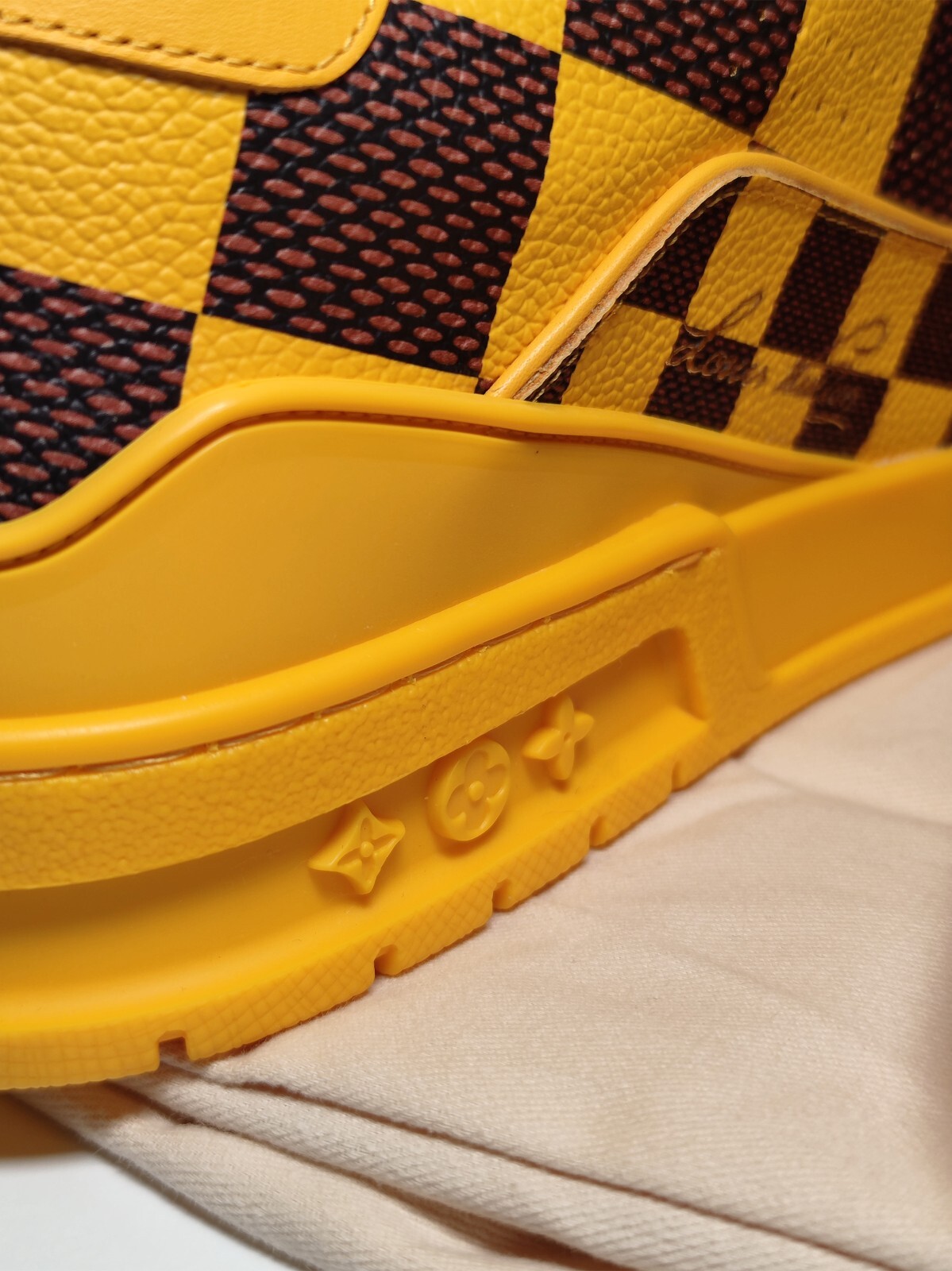 Louis Vuitton LV Trainer Damier JAUNE - Pharrell Williams - Size 10 - Yello/Yellow image 3