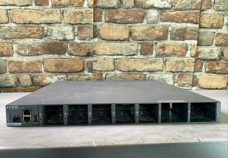 Conmutador Ethernet Juniper Networks QFX5100-48S-AFO 48 puertos SFP+ Foto 3 de 3