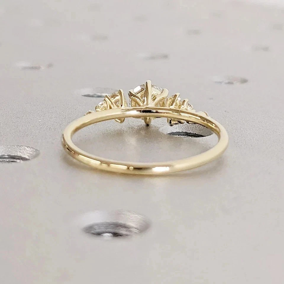 Alianza con racimo de diamantes de corte redondo de 2 quilates enchapada en oro amarillo de 14 k Foto 3 de 4