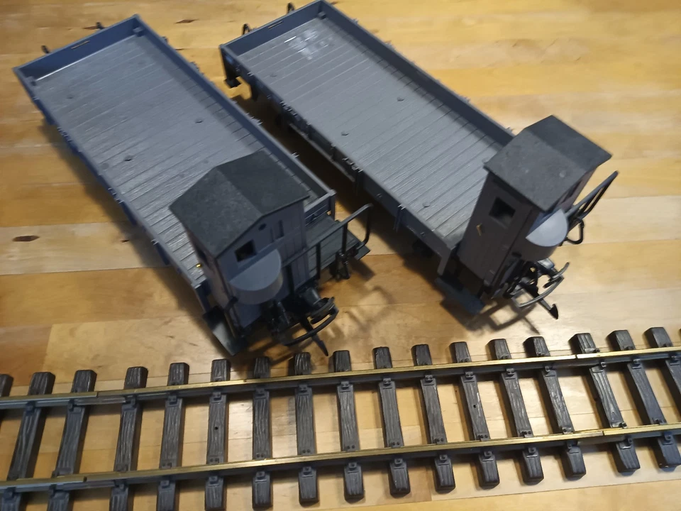 LGB - 2x Niederbord 40120 / Bremserhaus, Metall-Räder - Spur G - Nur Vitrine !!! - Bild 2 von 4