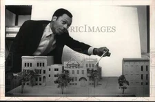 1981 Press Photo Whitson Brathwaite explains architectural model in New York