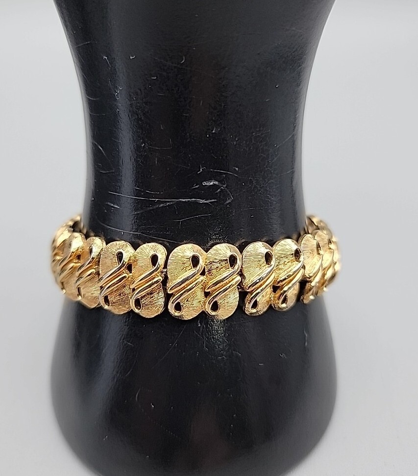 Vintage Figure Eight Link Chain Bracelet Textur… Gem