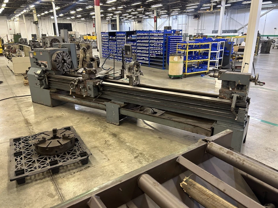 Torno de motor LeBlond Regal 26" x 144" con Newall C80 DRO Foto 2 de 4