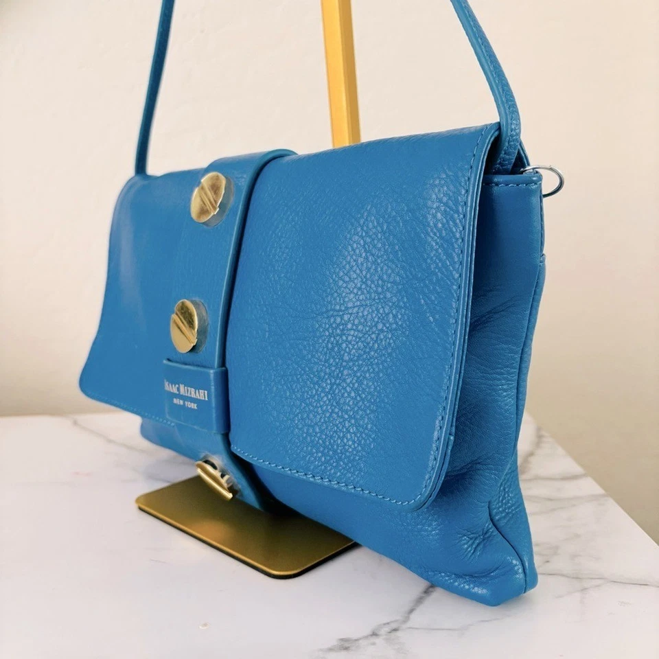 Bolso sin asas/bolso de hombro Isaac Mizrahi azul de cuero granulado Olivia detalles dorados Foto 3 de 4