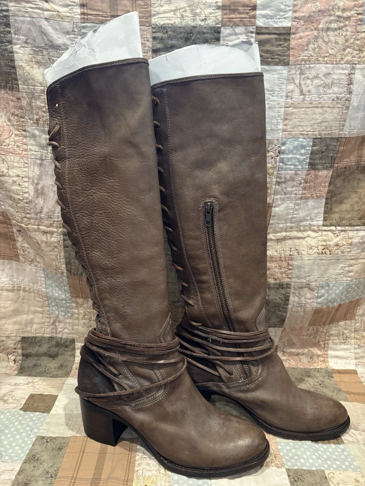 Bota hasta la rodilla de cuero tostado carbón Freebird detalles con cremallera y cordones para mujer talla 10 Foto 2 de 4