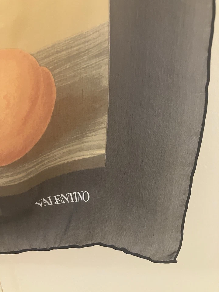 "Bufanda cuadrada Valentino Italia vintage de seda floral bodegón 34"" semi transparente" Foto 2 de 4