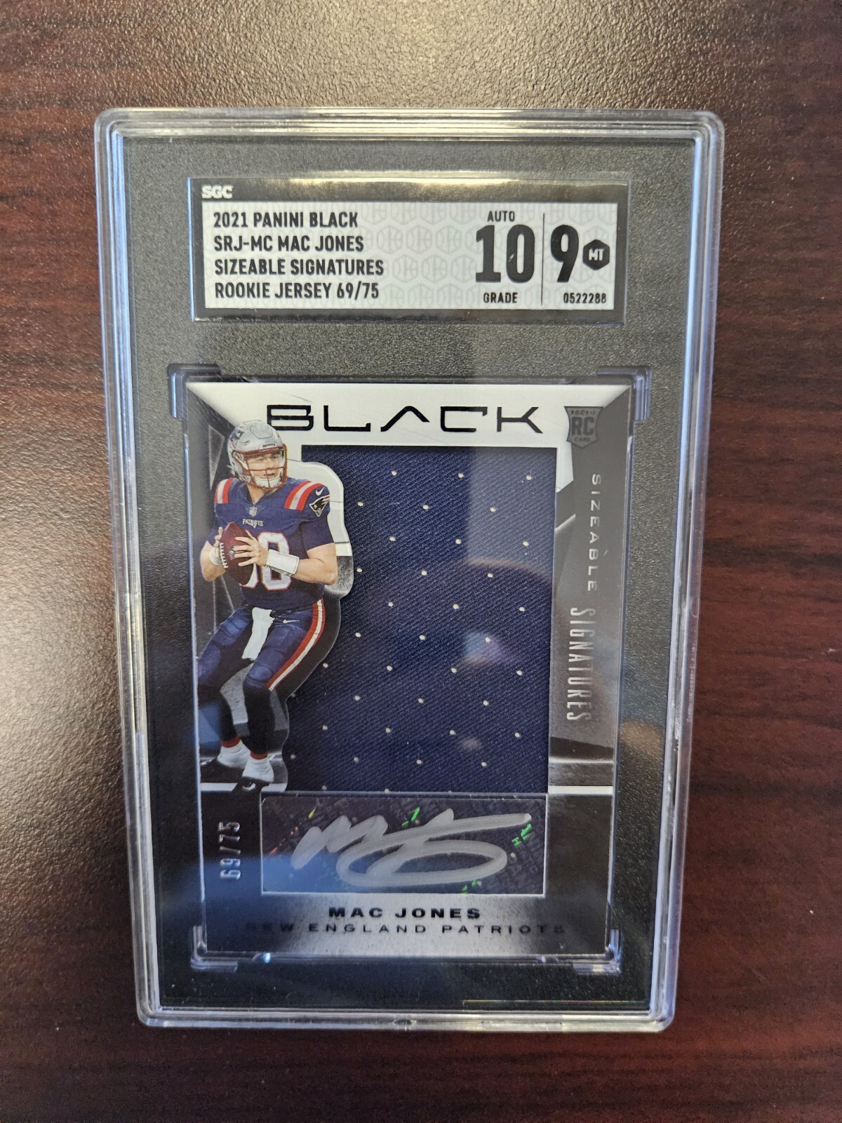 Mac Jones Panini Black Sizeable Signatures Rookie Jersey #SRJMC Base