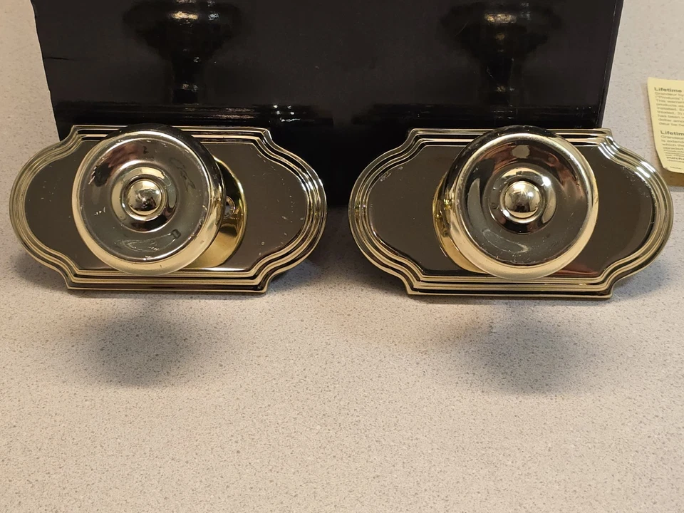 Maniquí doble con placa de arco Grandeur 811538 con perilla de botón en latón de por vida Foto 2 de 4