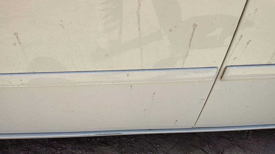 05-07 Conductor Chrysler 300 Moldura Delantera Izquierda De Puerta OEM Tira de Borde Blanco Pwg Foto 2 de 4