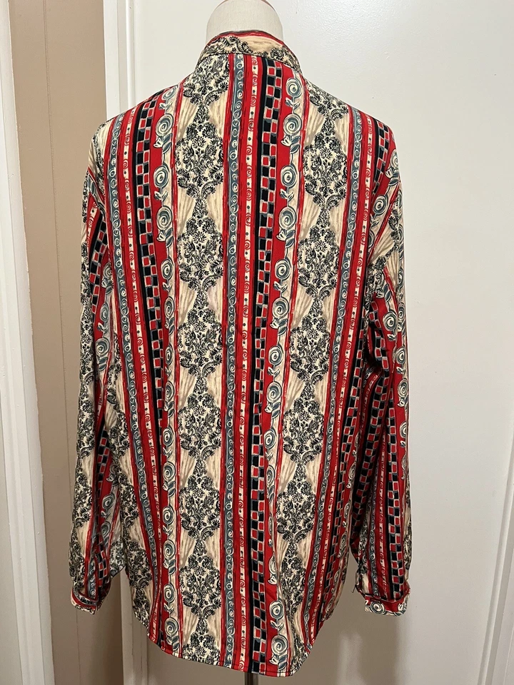 Blusa deportiva vintage renacentista estampada grande con botones para mujer Foto 4 de 4