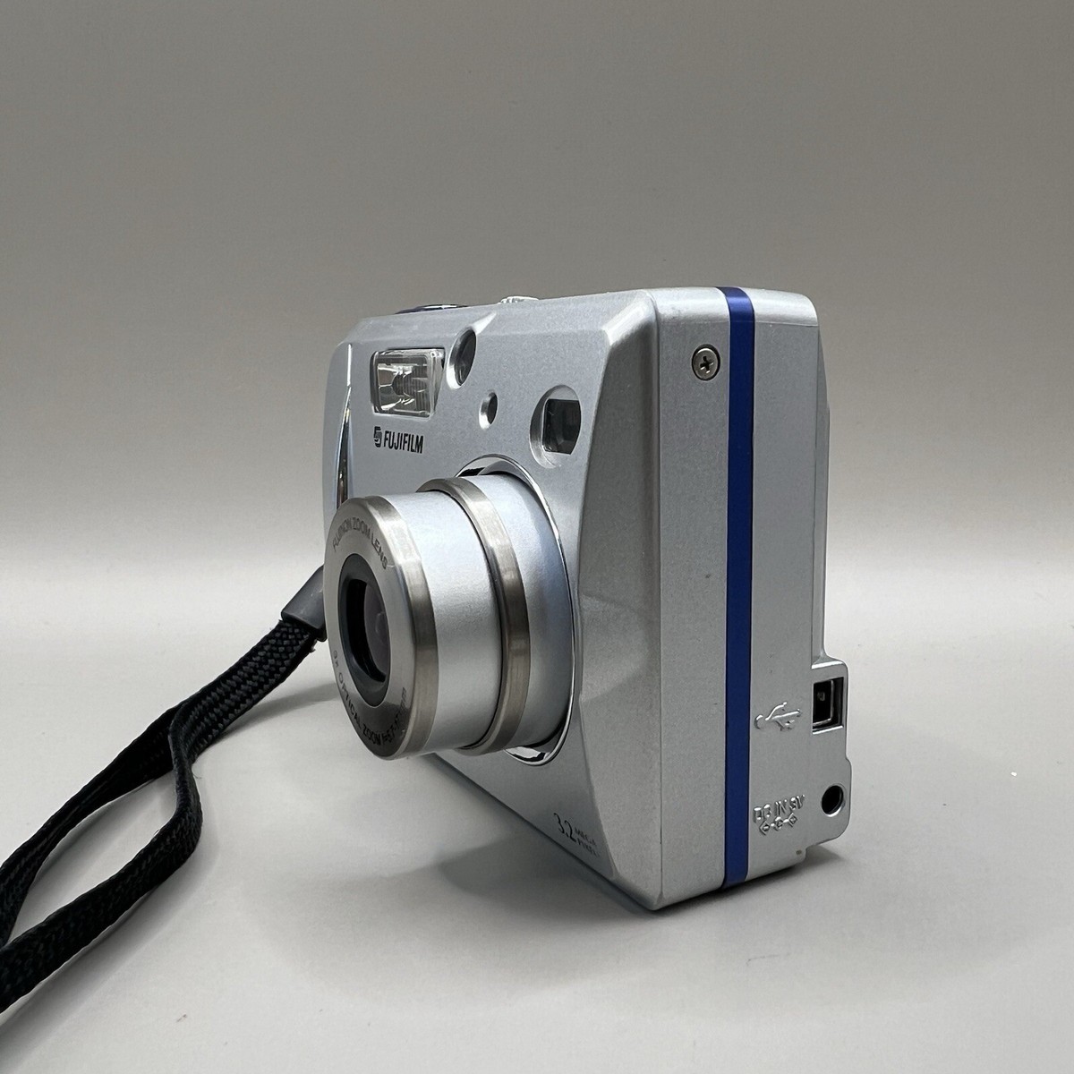 Fujifilm FinePix A303 3.2MP Compact Digital Camera + 256mb Xd