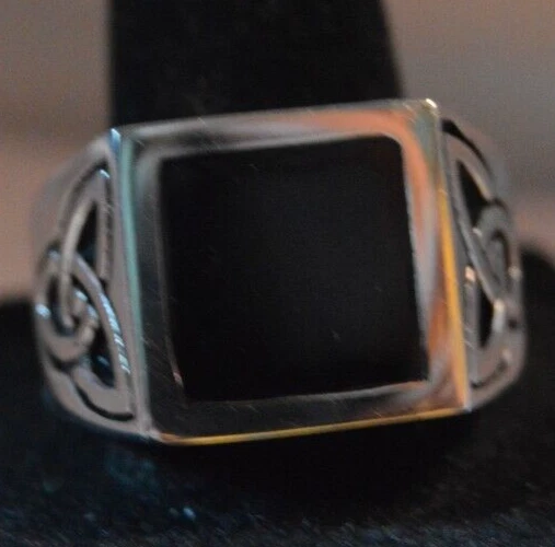 Anillo triquetra de acero inoxidable para hombre con incrustación de resina negra - audaz - talla 10,5 Foto 2 de 4