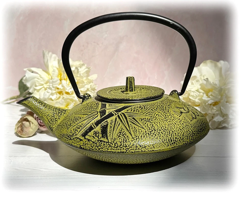 Tetera japonesa Tetsubin con colador hierro fundido pino bambú y flor Foto 4 de 4