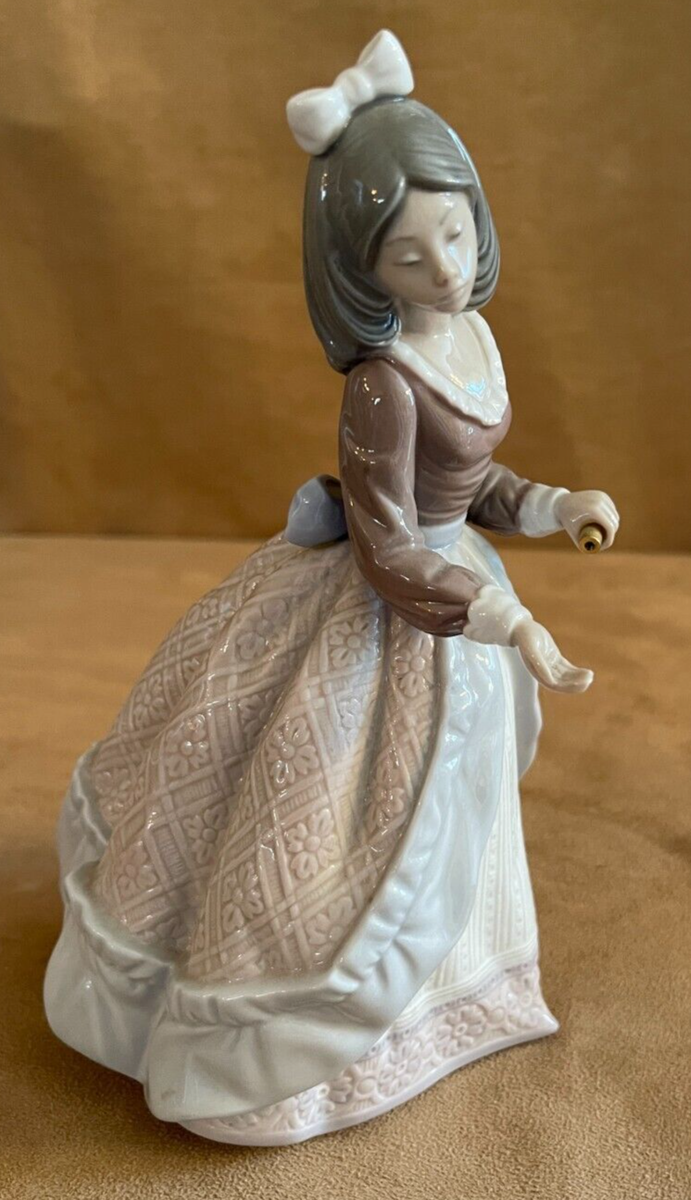Lladro Jolie Lady with Umbrella #5210 Figurine Missing Parasol