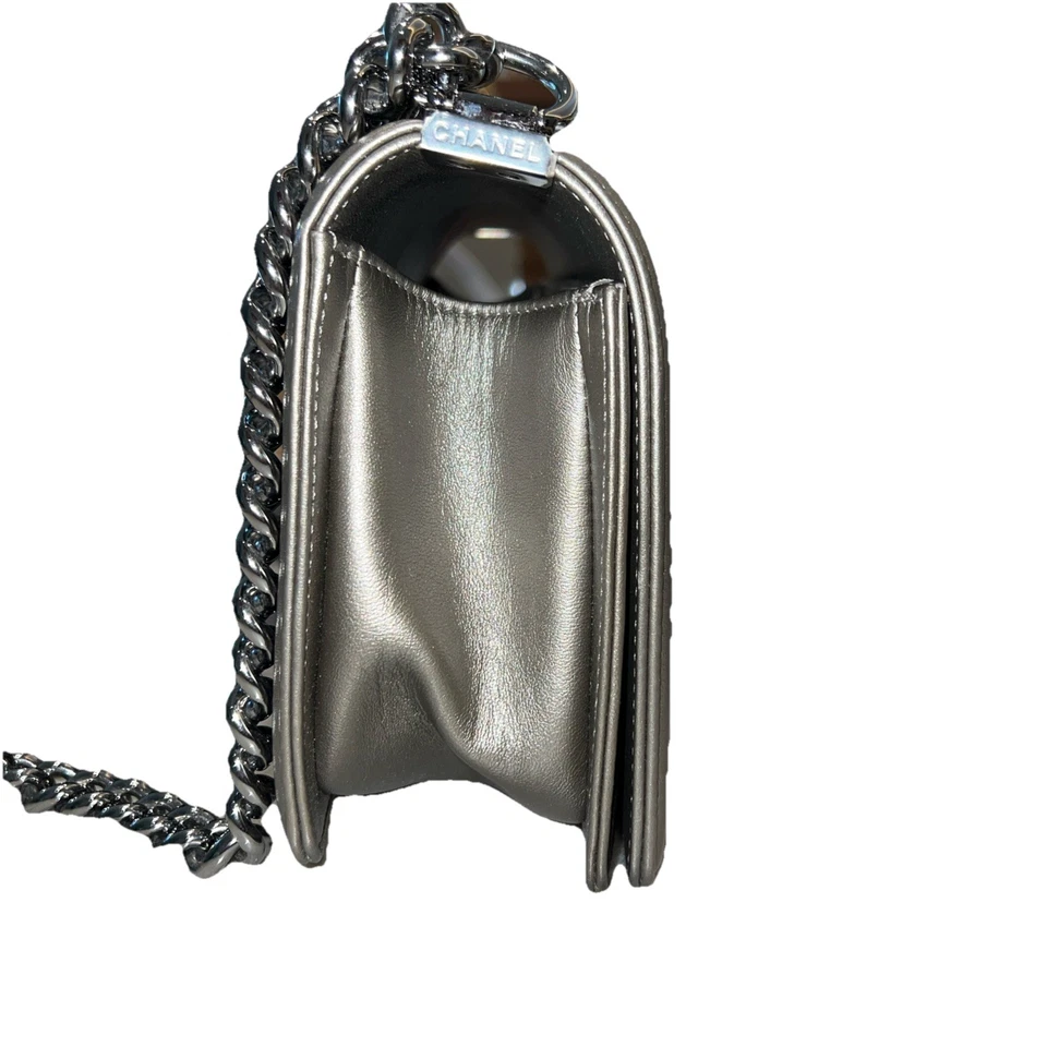 Bolso Chanel Boy con solapa Chevron adornado piel de becerro arrugada mediano Foto 3 de 4