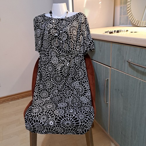 Ladies Marks & Spencer Short Dress Size 12 black and white + Jewellery 6 Pcs. - Picture 2 of 12