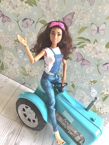 Barbie Dulce Huerto Granja Muñeca Con Tractor Soporte Vegetales y Accesorios Moderno - Imagen 7 de 14