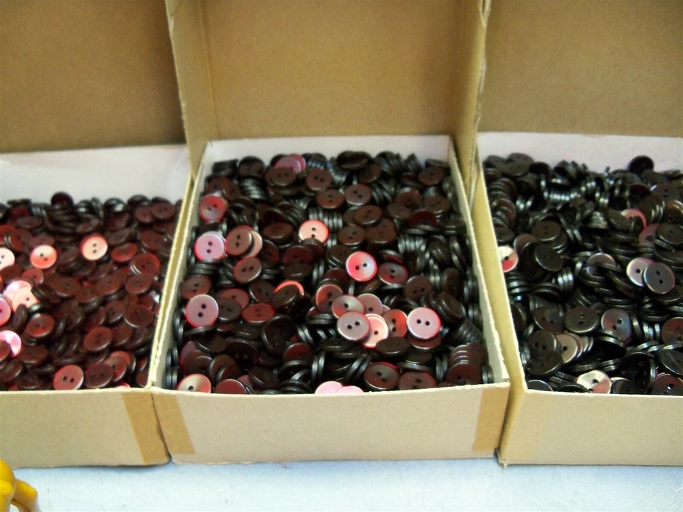 15MM BUTTON Lot Deep cardinal scarlet red Maroon 7500+ buttons - Image 3 of 4
