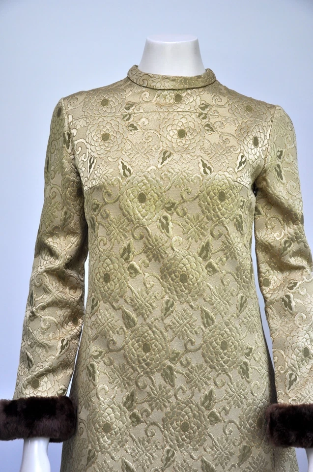 Винтажный 1960-х золото оливковый шелк парчи Mod мини платье с меховыми манжетами XS/S - Изображение 2 из 4