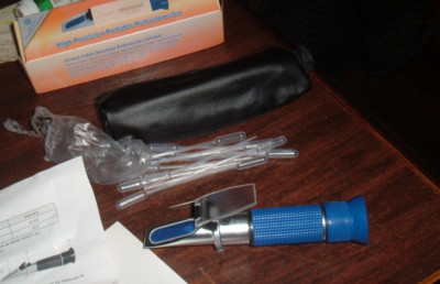 Portable Hand Held Refractometer Precision Optical Instrument w/ Case